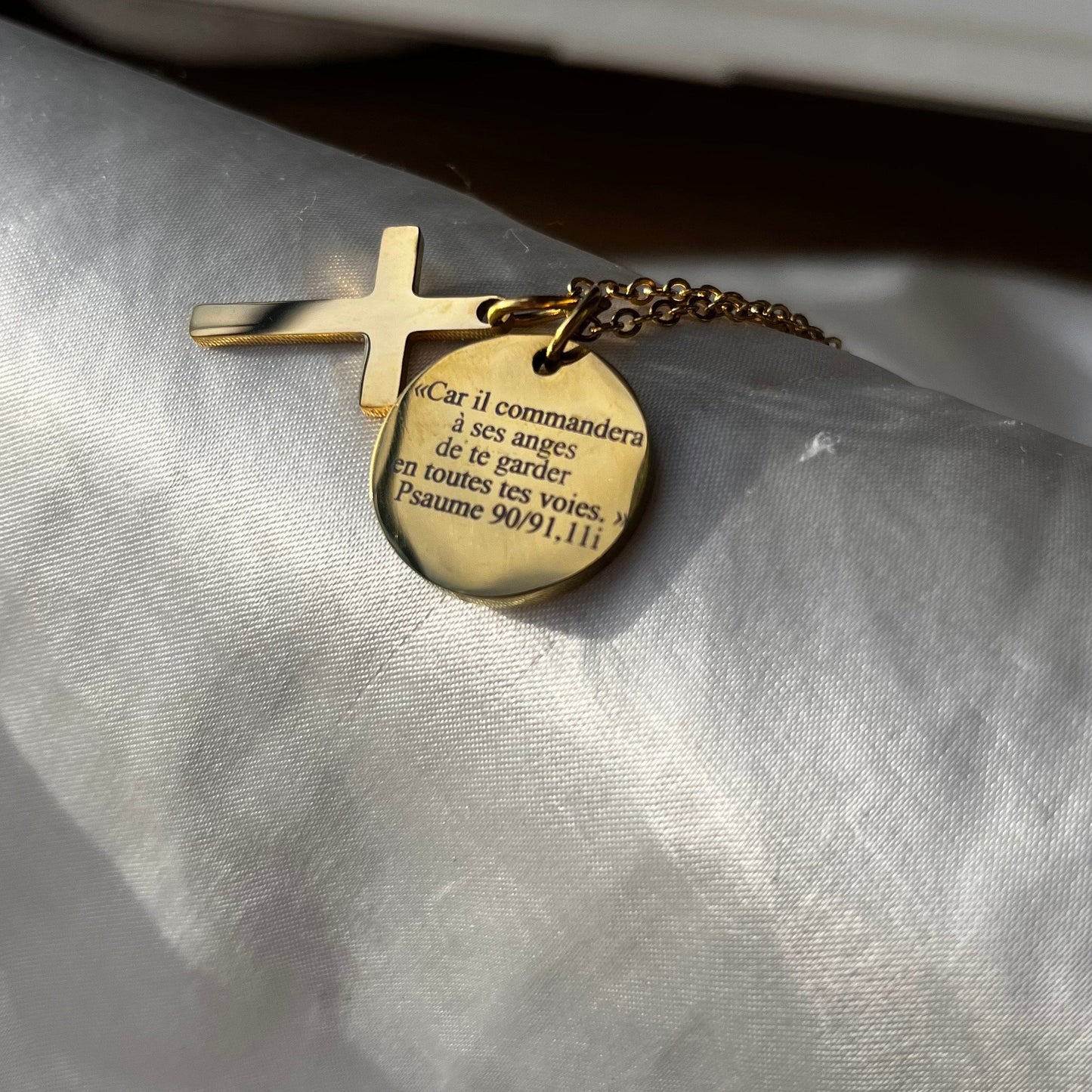 Collier Croix & Médaille (Précommande & Personnalisable)